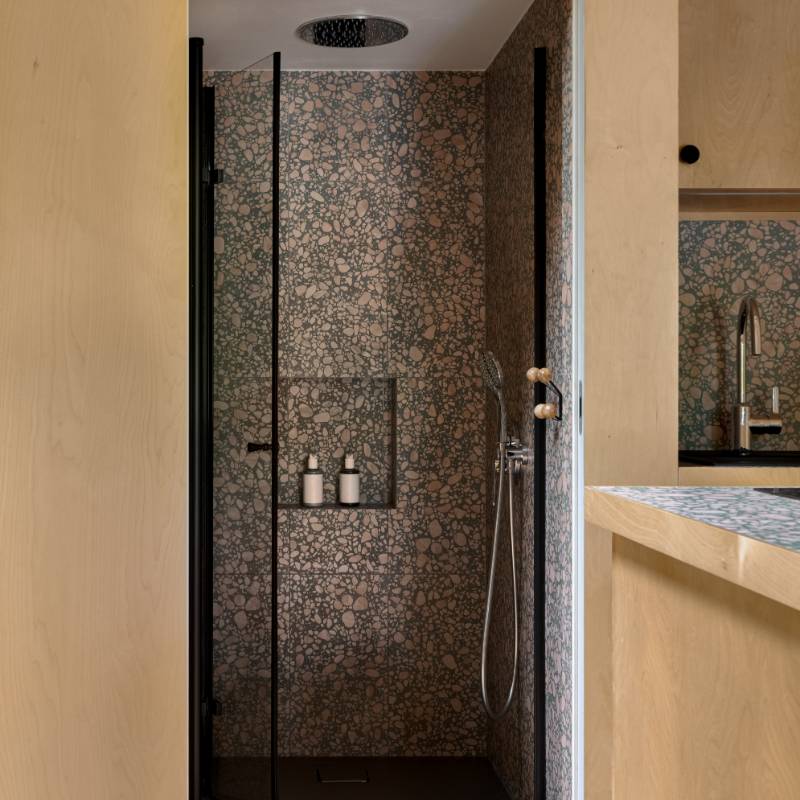 Douche à l'italienne encastrée avec de la mosaïque brune