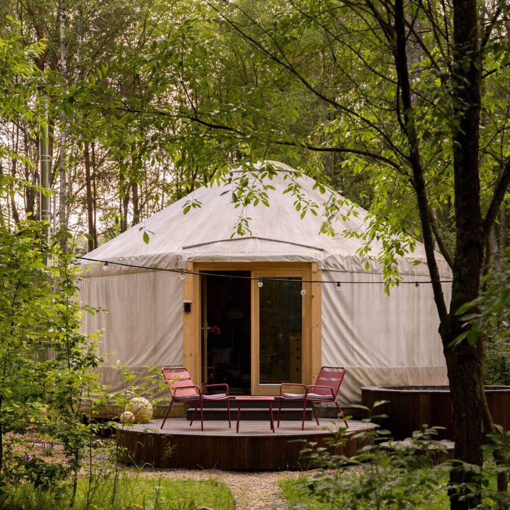 Yourte moderne avec une terrasse dans la forêt - Réserver un hébergement insolite