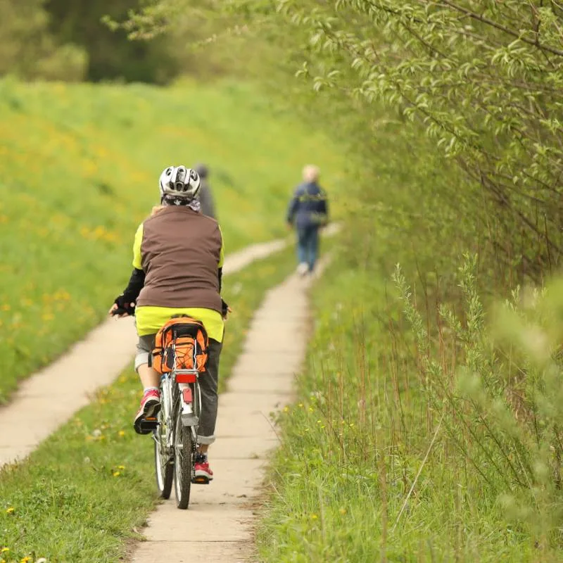 Deux personnes à vélo dans la campagne - Réserver un hébergement insolite