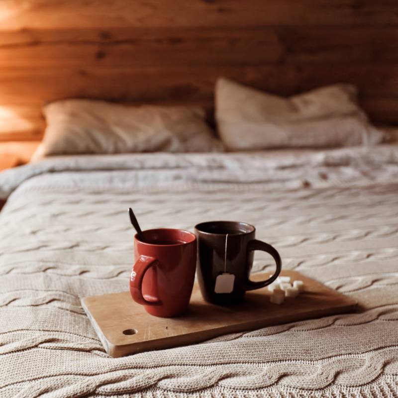 Deux tasses de thé sur un lit douillet
