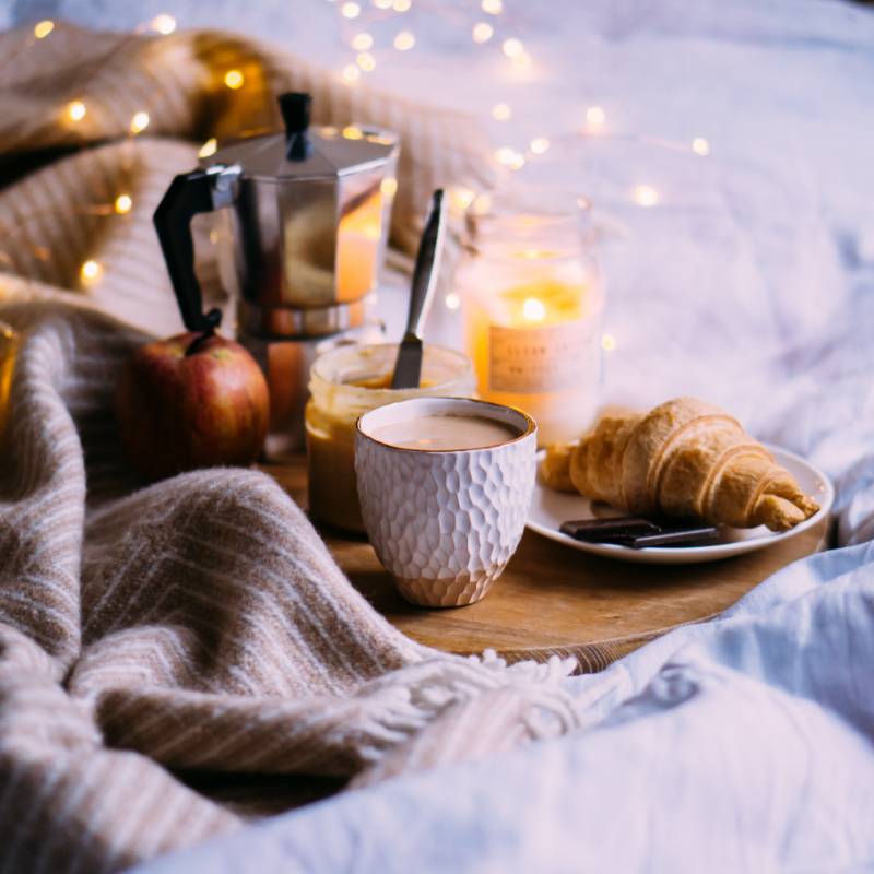 Petit déjeuner français au lit - Réserver un hébergement insolite