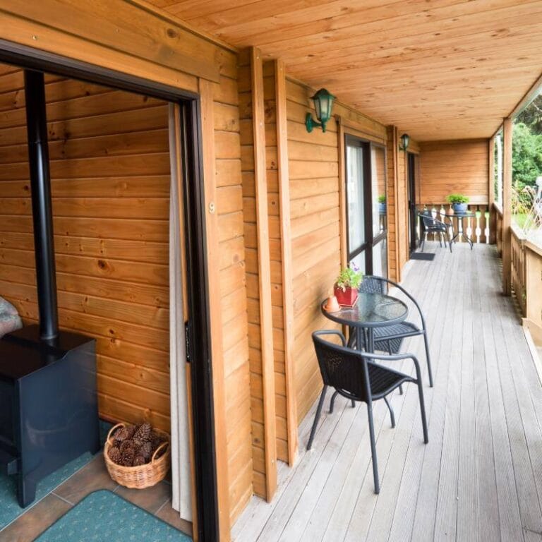 Terrasse de la cabane en bois perchée, poêle à bois - Réserver un hébergement insolite