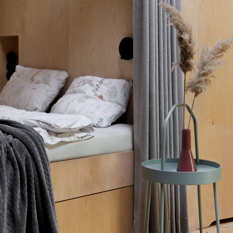 Chambre fermée par un rideau avec un lit double style cosy