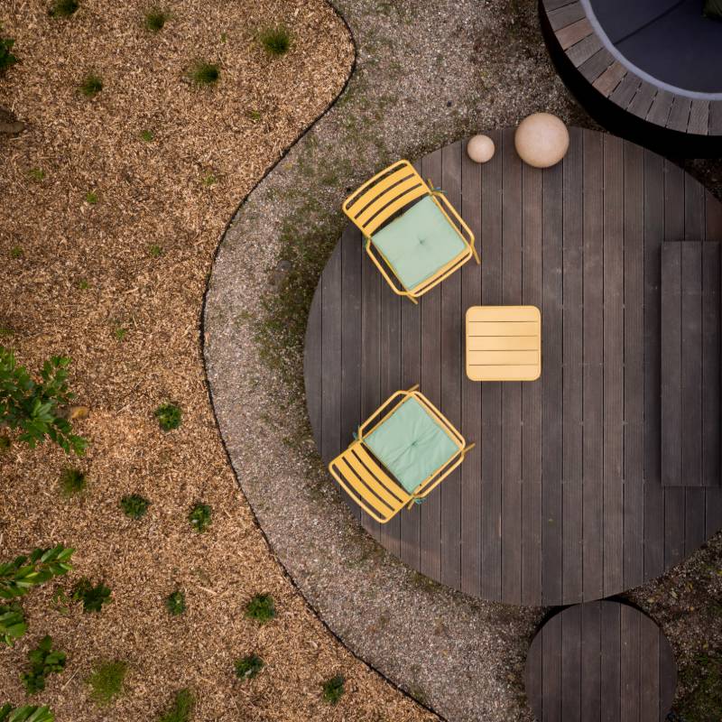Vue du dessus de la terrasse de la yourte, avec terrasse - réserver un hébergement insolite