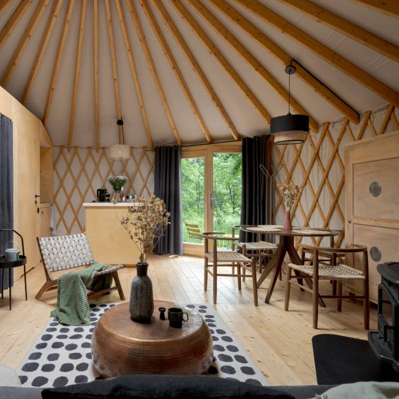 Salon cosy, fenêtre vue sur la forêt, yourte - réserver un hébergement insolite