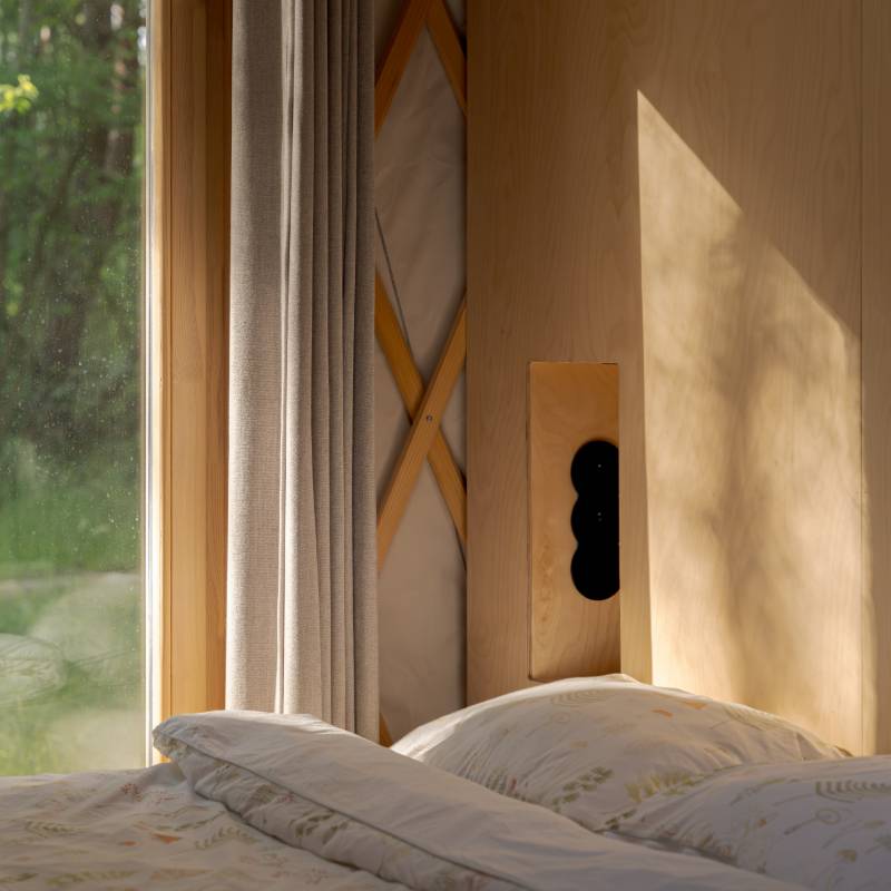 Chambre avec un lit et une fenêtre donnant sur la forêt - réserver un hébergement insolite