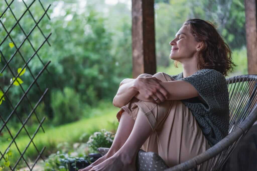 Mon compte client - image d'illustration d'une femme heureuse sur une terrasse dans la nature