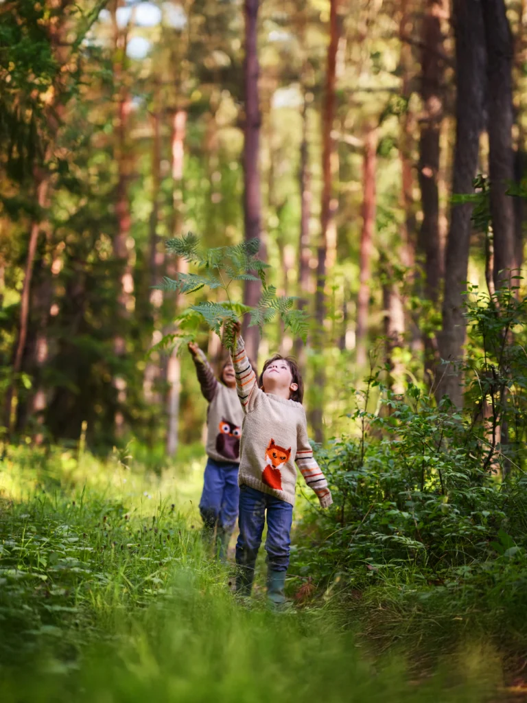 Enfants jouant dans la forêt - Réservez un hébergement insolite sur Atypik Home